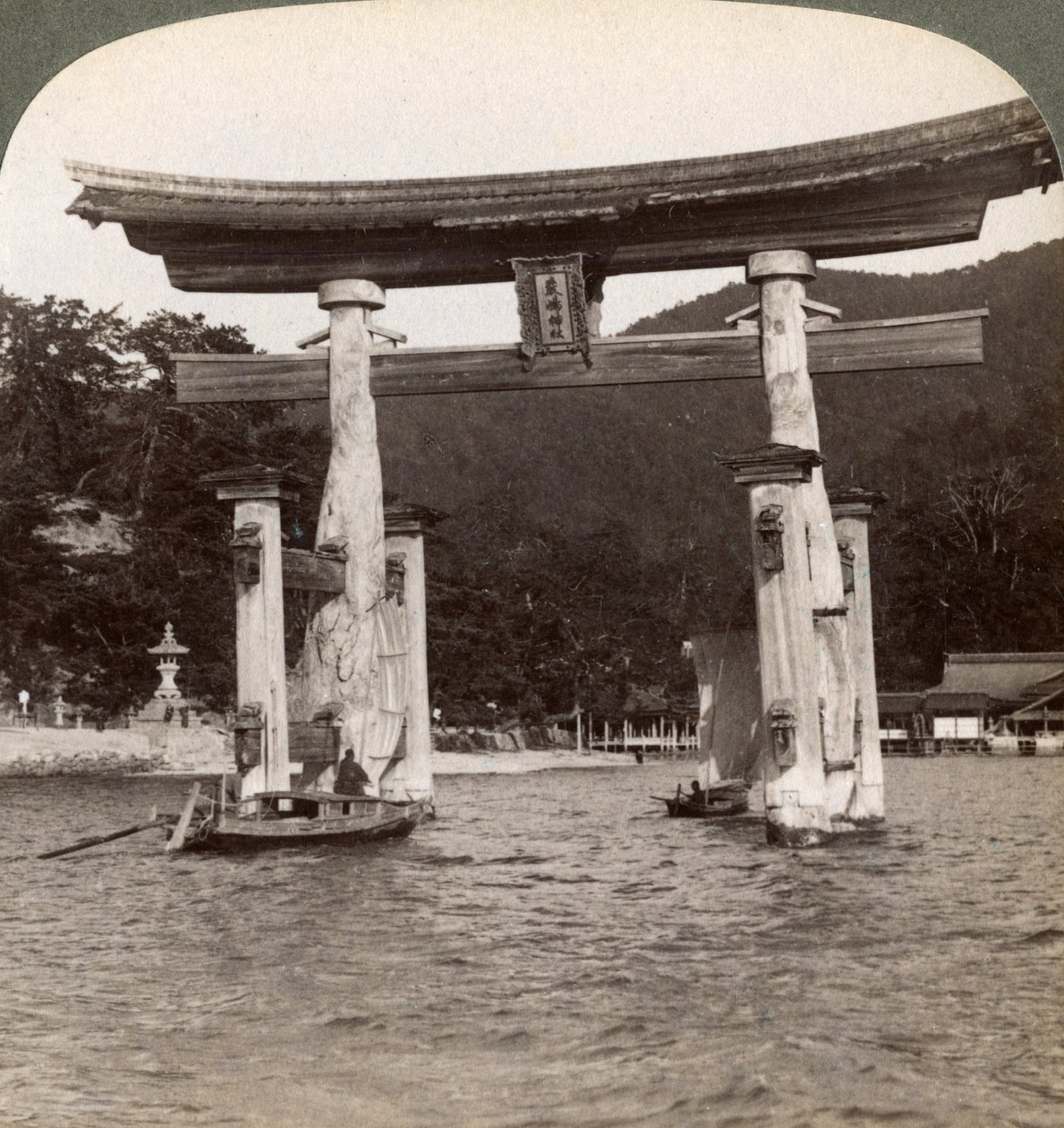 Posvátná brána torii stoupající z moře, svatyně Icukušima, ostrov Miyajima, Japonsko, 1904 od Underwood and Underwood