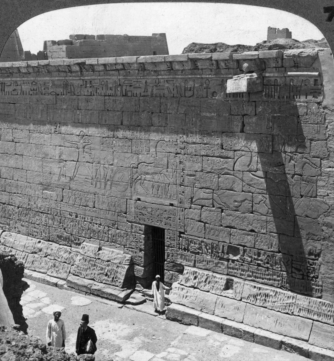 Scény bitvy a honičky vytesané na zdi v Medinet Habu, Théby, Egypt, 1905. od Underwood and Underwood