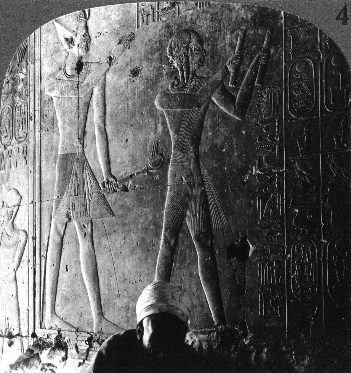 Sethos I a jeho syn Ramses II uctívající své předky, Abydos, Egypt, kolem roku 1900. od Underwood and Underwood