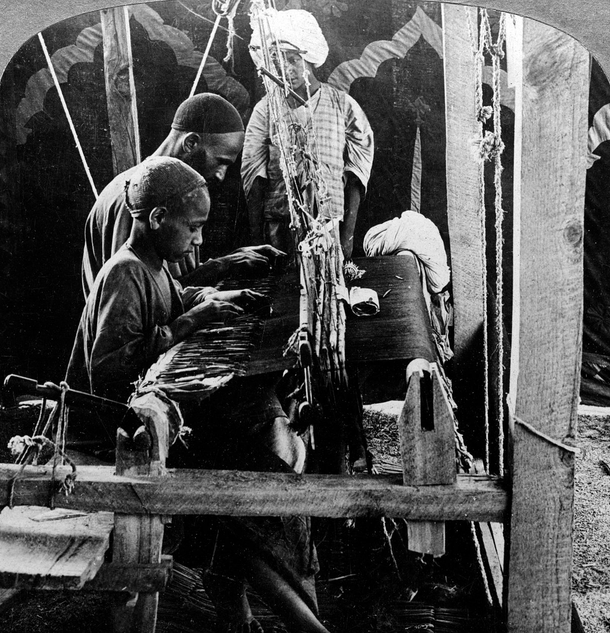 Tkalci šátků, Kašmír, Indie, 1900. od Underwood and Underwood