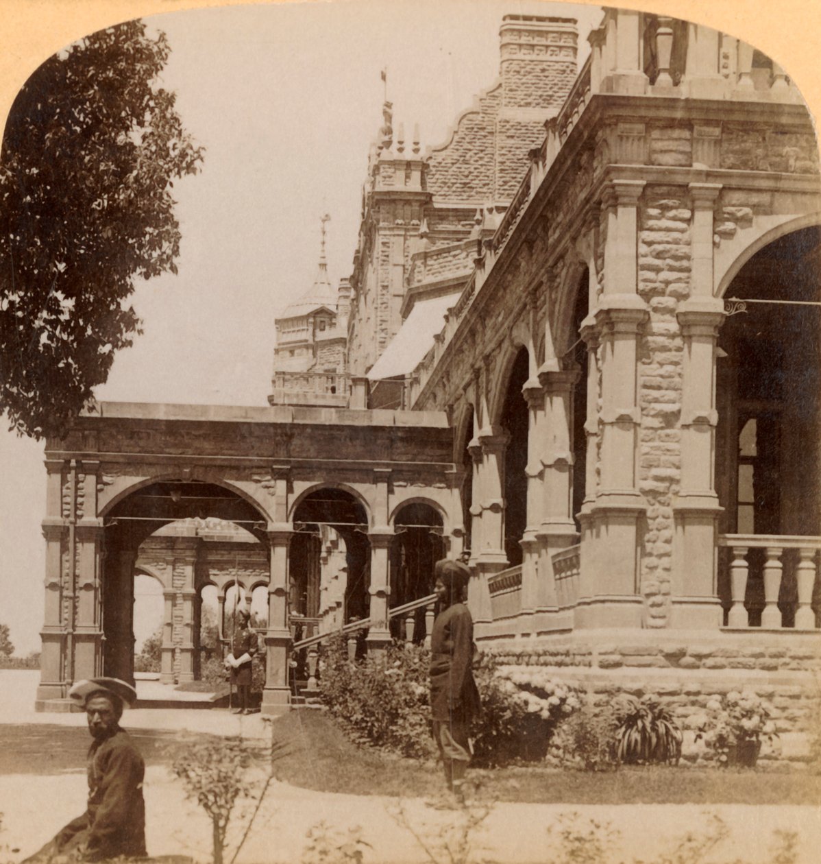 Jižní fronta Viceregal Lodge...v Simle, okouzlujícím letním hlavním městě Indie, 1902. od Underwood and Underwood