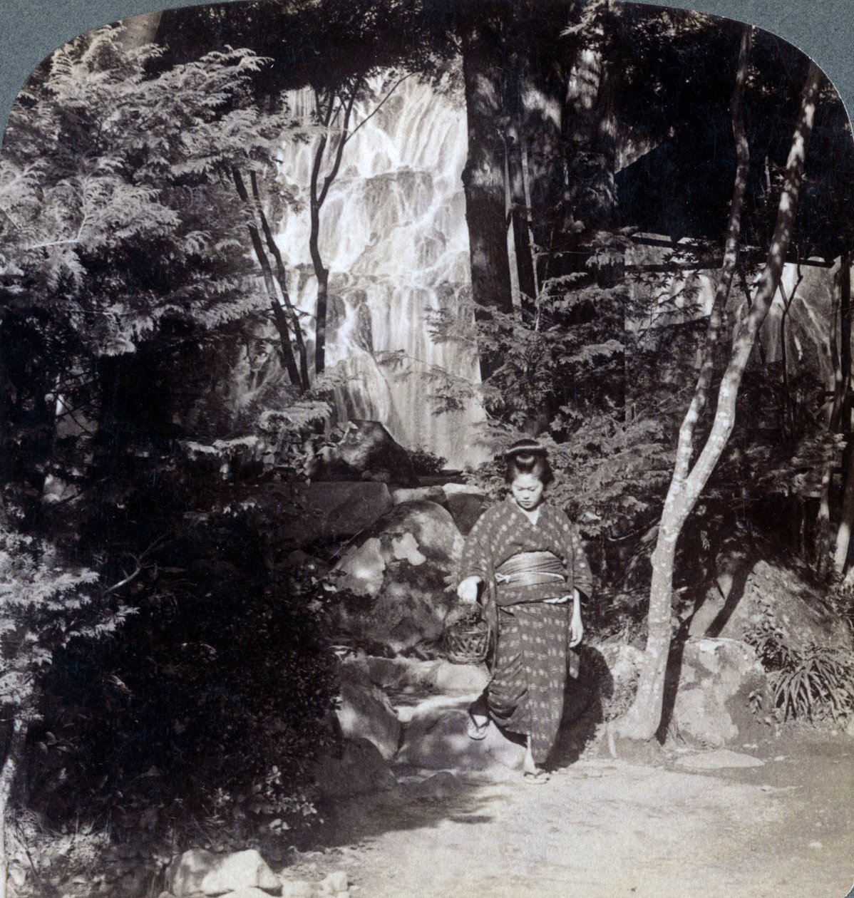 Šplouchající vody vodopádu v Yumoto, Japonsko, 1904. od Underwood and Underwood