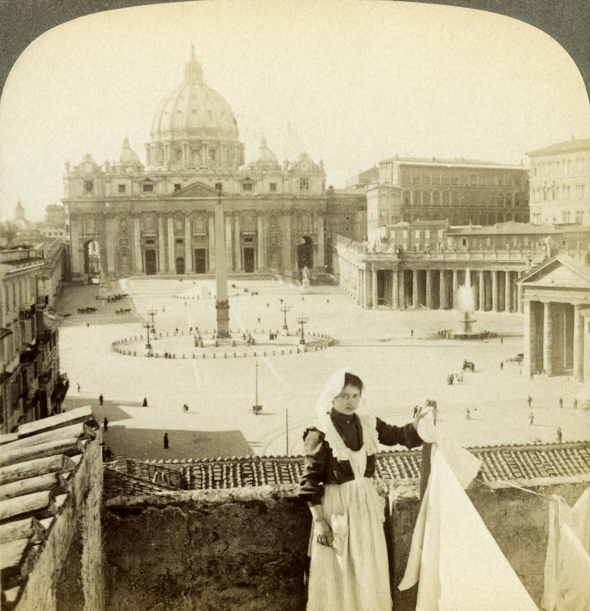 St Peters Square a bazilika a Vatikán, Řím, Itálie. od Underwood and Underwood