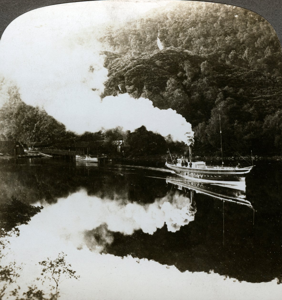 Parní jachta na Loch Katrine, Skotsko. od Underwood and Underwood