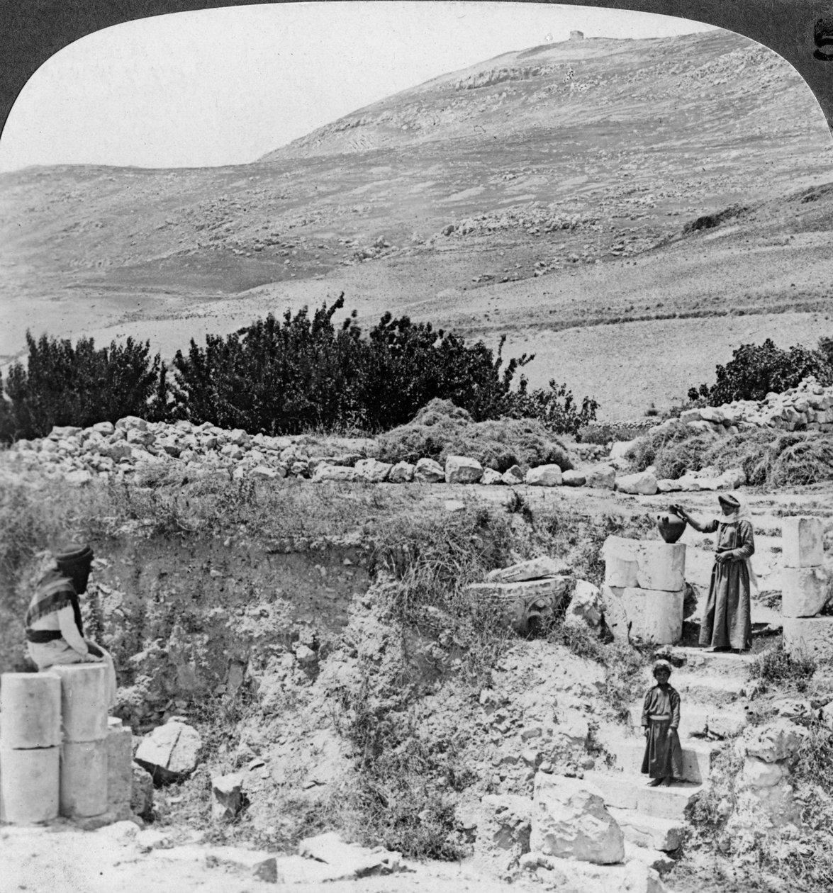 Kroky vedoucí k studně Jacobs, při pohledu na severozápad, Palestina Izrael, 1905. od Underwood and Underwood