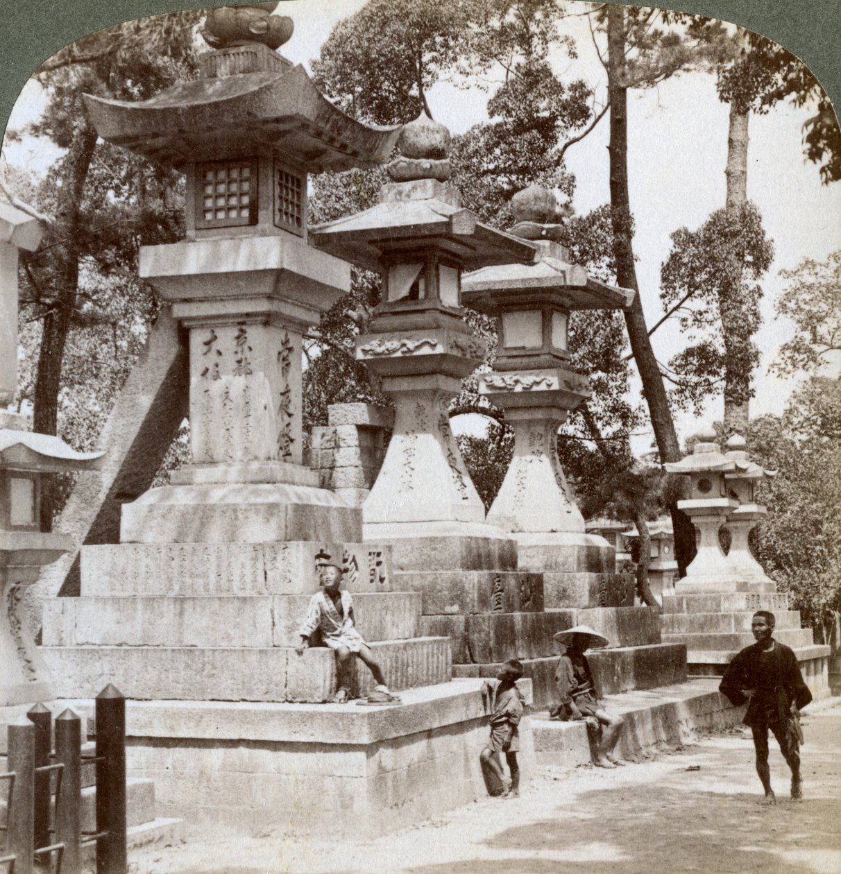 Kamenné lucerny v Sumiyoshi, Osaka, Japonsko, 1904 od Underwood and Underwood