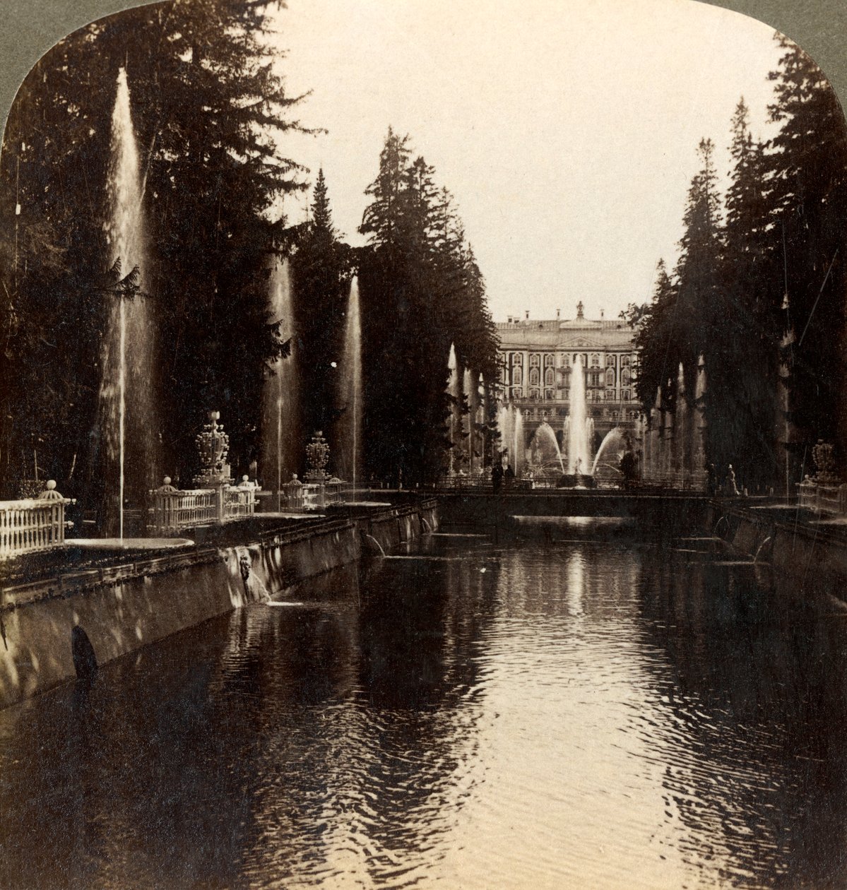 Avenue of Fountains, Imperial Palace of Peterhof, Rusko, 1897. od Underwood and Underwood