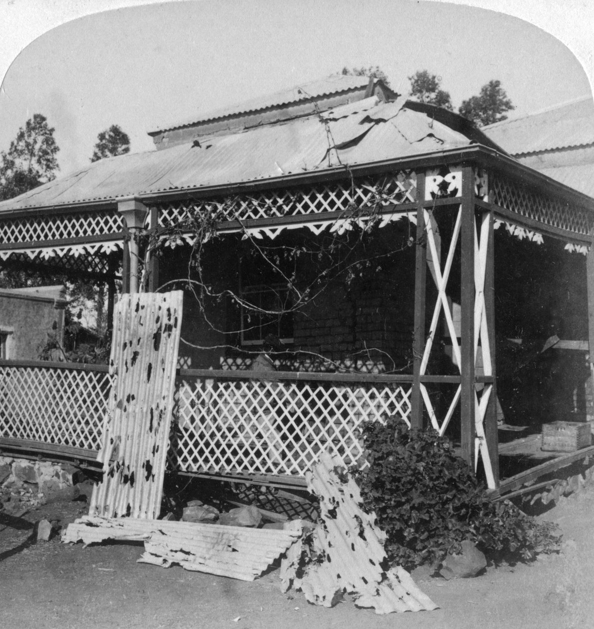 Klub, který byl zasažen 94lb búrským granátem při obléhání Mafekingu, Jižní Afrika, 1901. od Underwood and Underwood