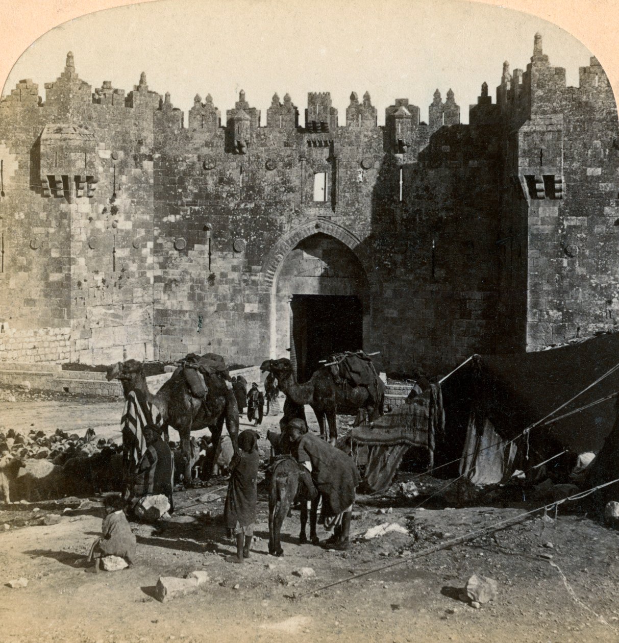 Damašková brána, severní vchod do Jeruzaléma, Palestina, 1899. od Underwood and Underwood