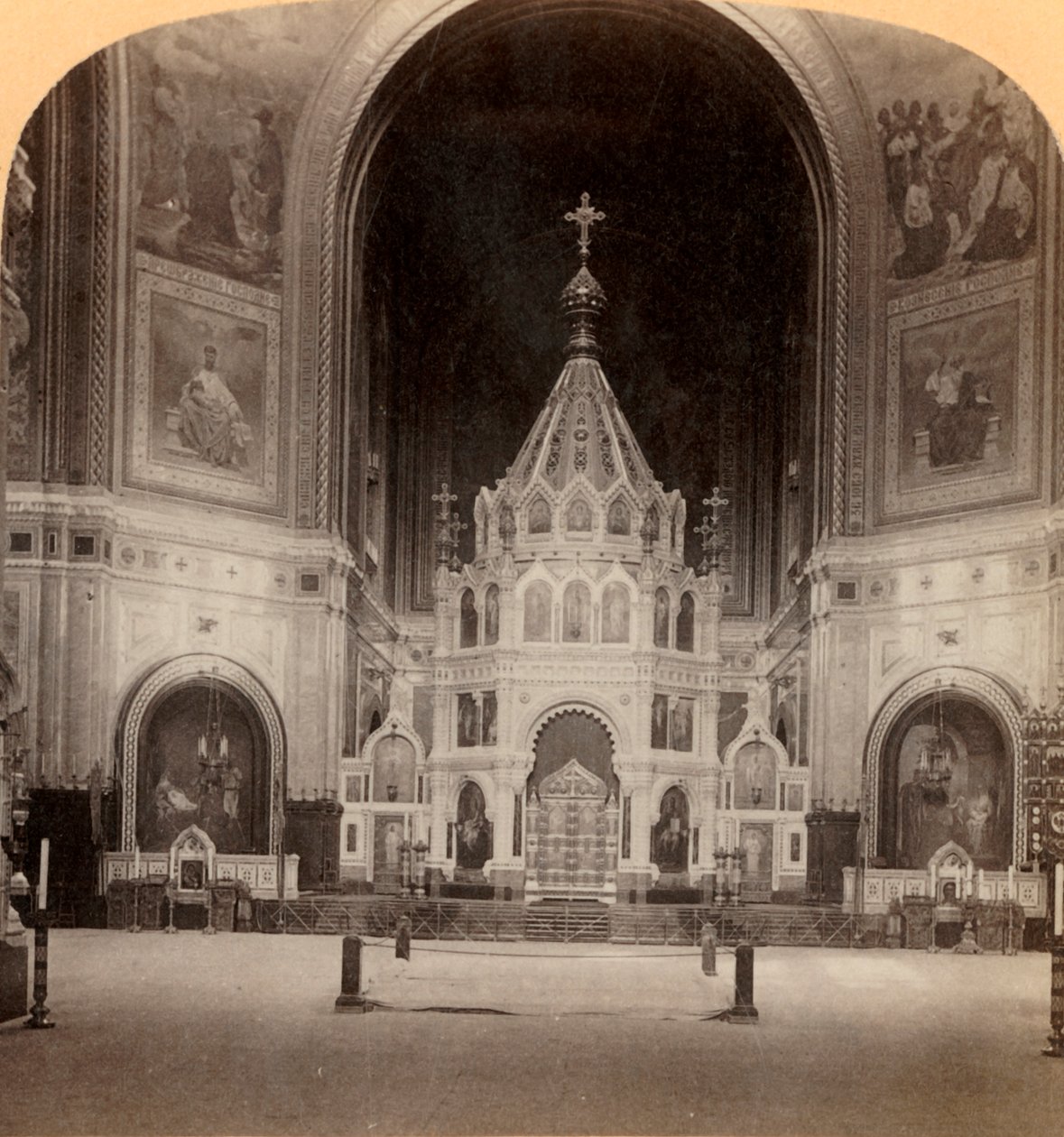 Velkolepý oltář, Chrám našeho Spasitele, největší moskevský kostel, Rusko, 1898. od Underwood and Underwood
