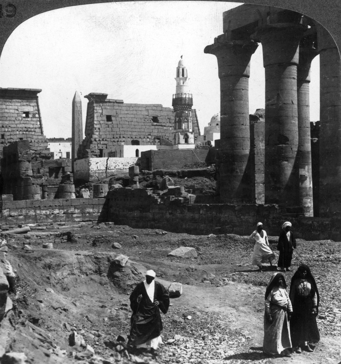 Muslimská mešita na dvoře chrámu Luxor, Théby, Egypt, 1905. od Underwood and Underwood
