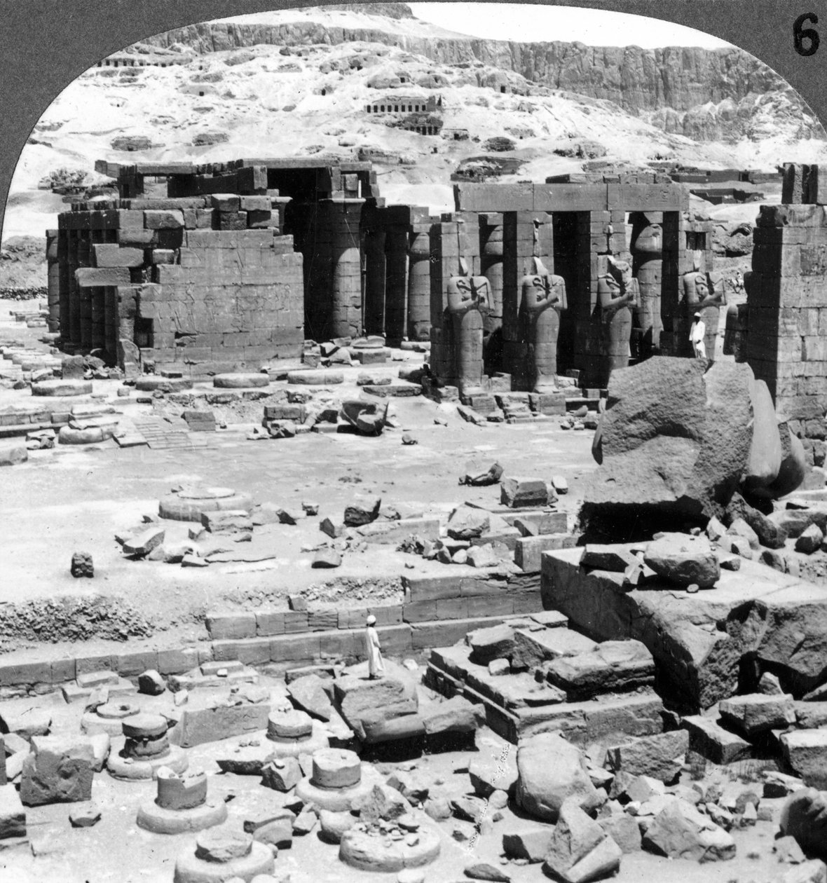 Ramesseum, chrám Ramsese II, v Thébách, Egypt, 1905. od Underwood and Underwood