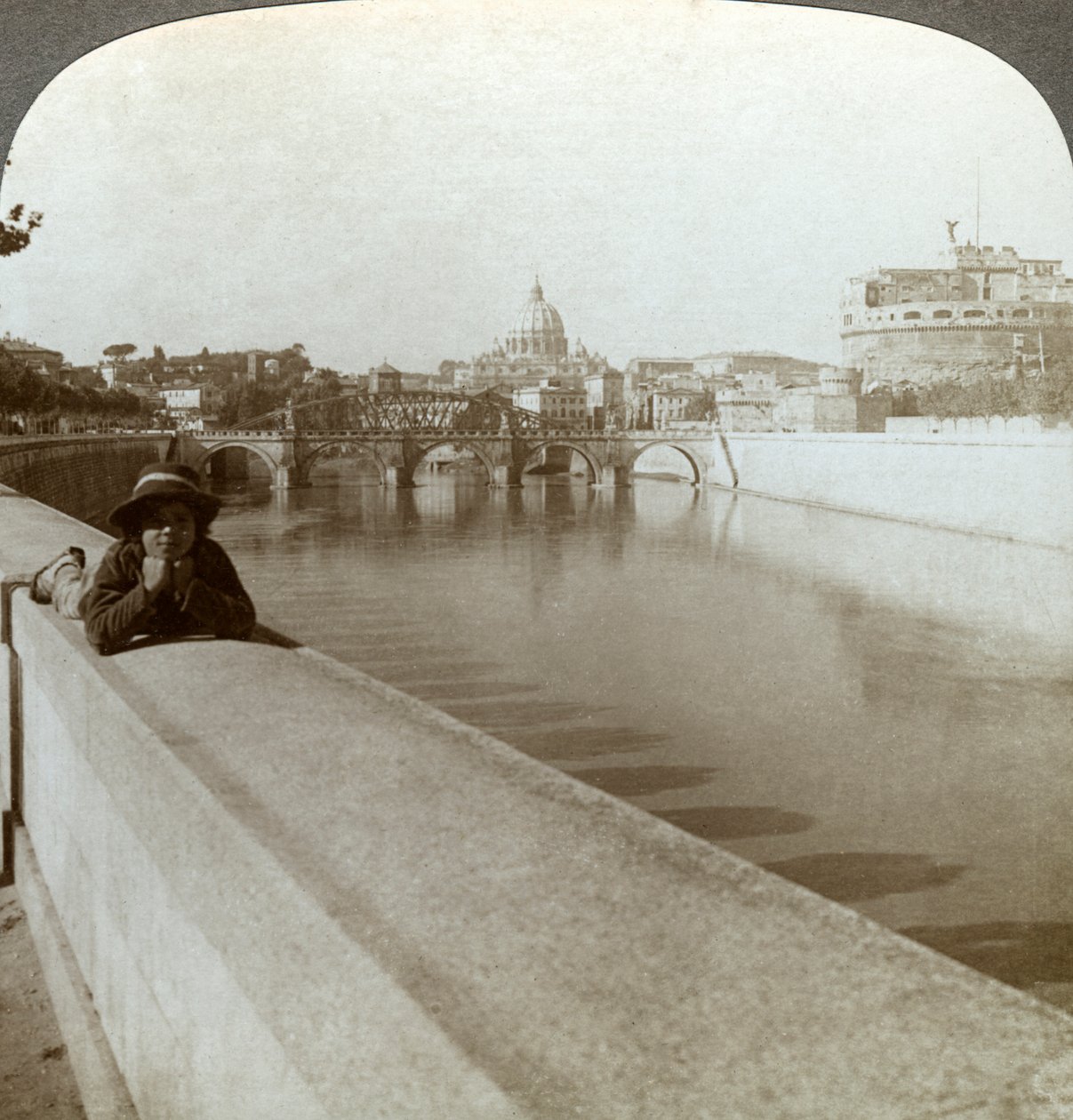 Řeka Tibera, Castel Sant Angelo a Bazilika svatého Petra, Řím, Itálie. od Underwood and Underwood