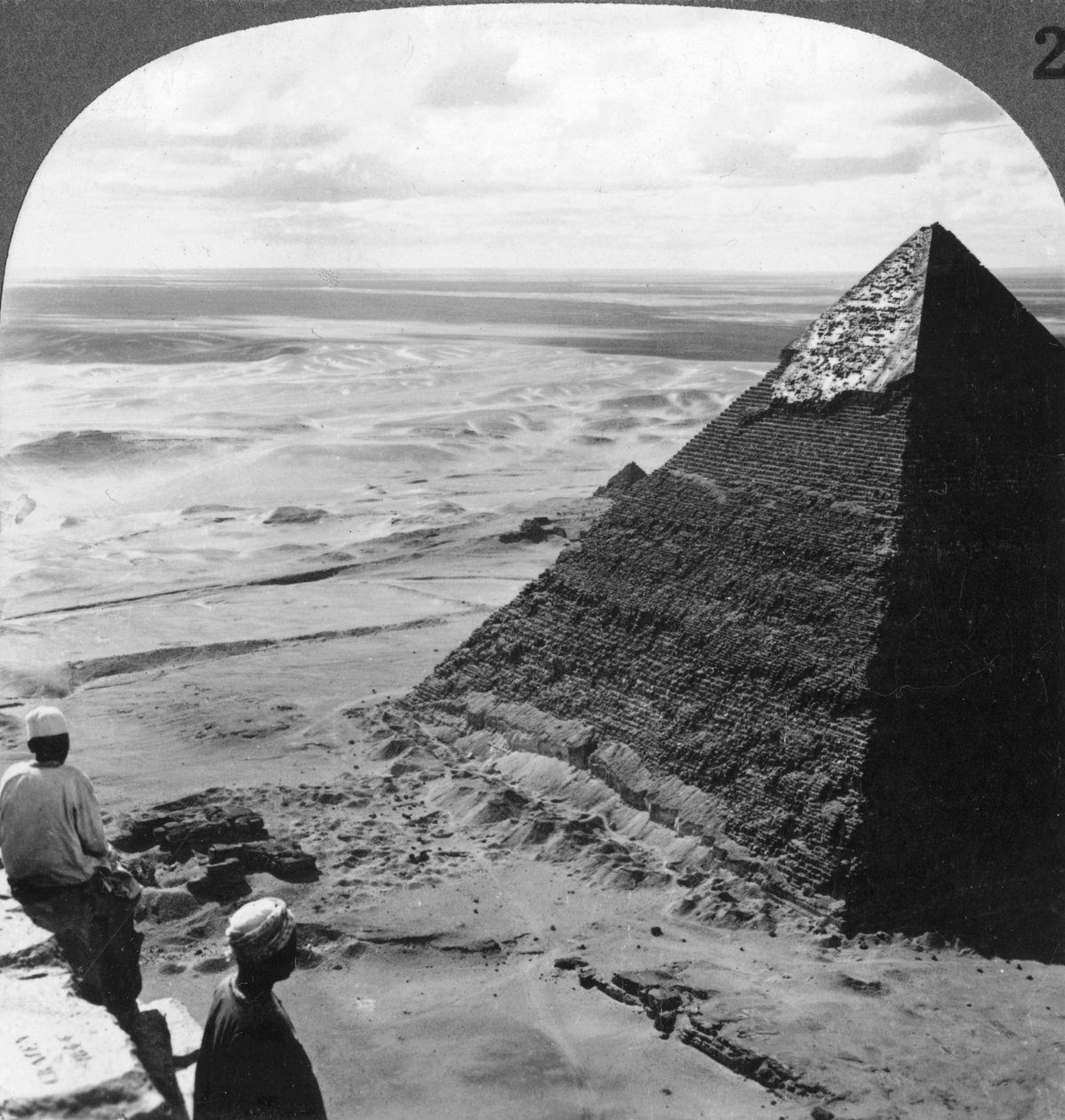 Druhá pyramida, zobrazující část původního krytu, Egypt, 1905. Pyramida, Egypt, c1900 od Underwood and Underwood