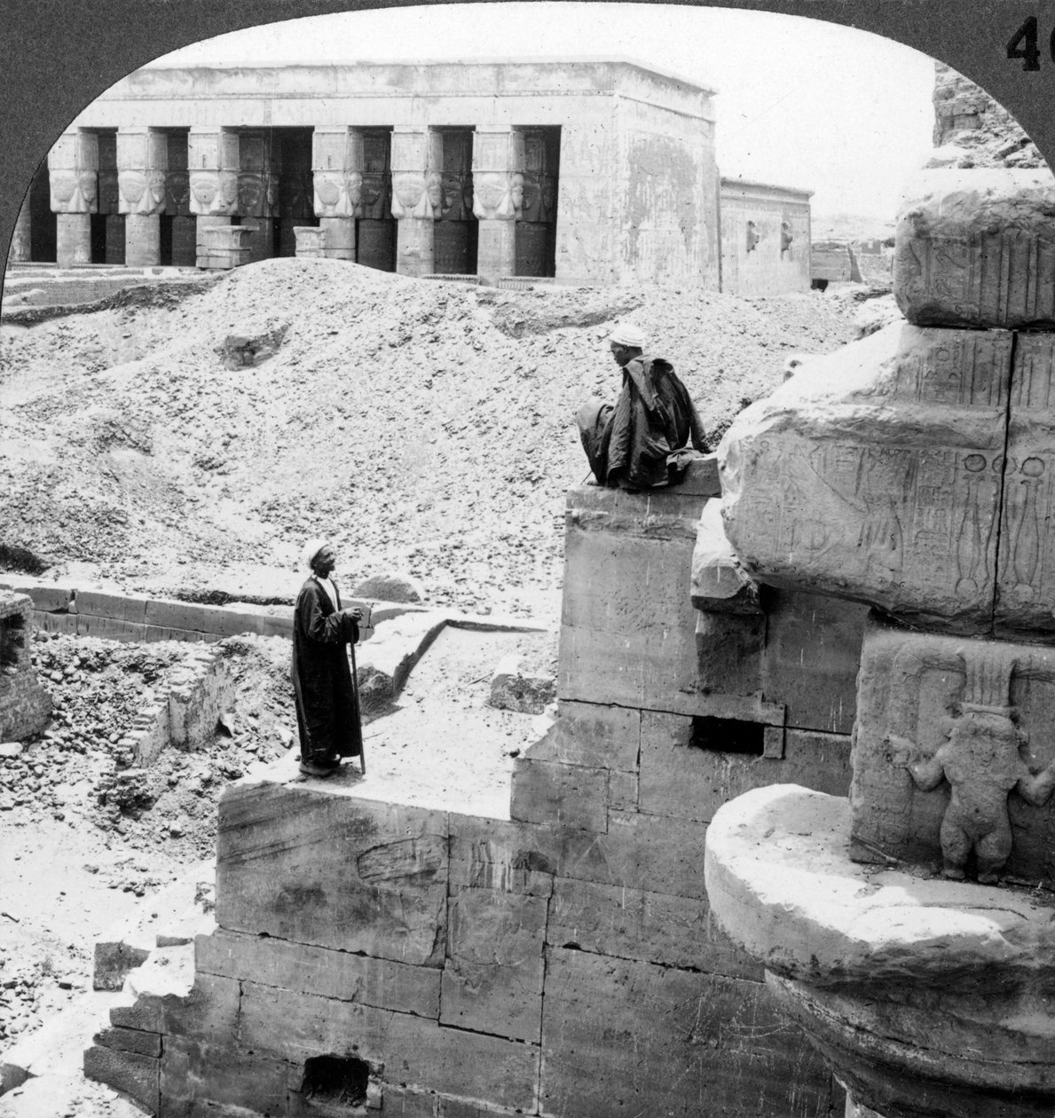Krásný chrám Hathor v Denderah, Egypt, 1905. od Underwood and Underwood