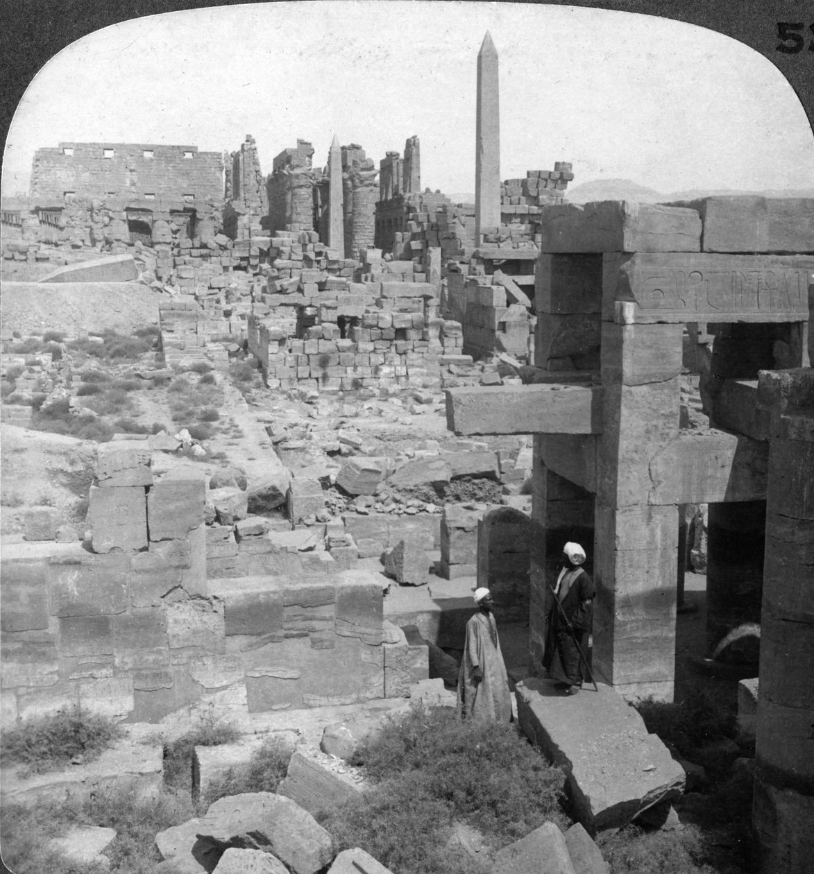 Po celé délce gigantický chrám Karnak, Théby, Egypt, 1905. od Underwood and Underwood