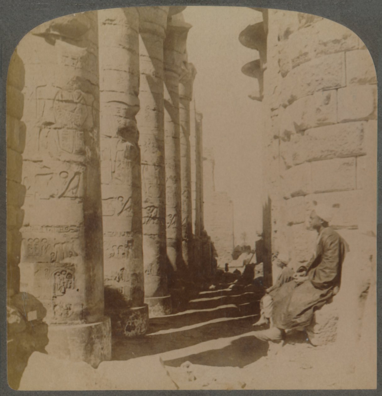 Slavná kolonáda velkého sloupového sálu v chrámu Karnak, Théby, Egypt, 1897. od Underwood and Underwood