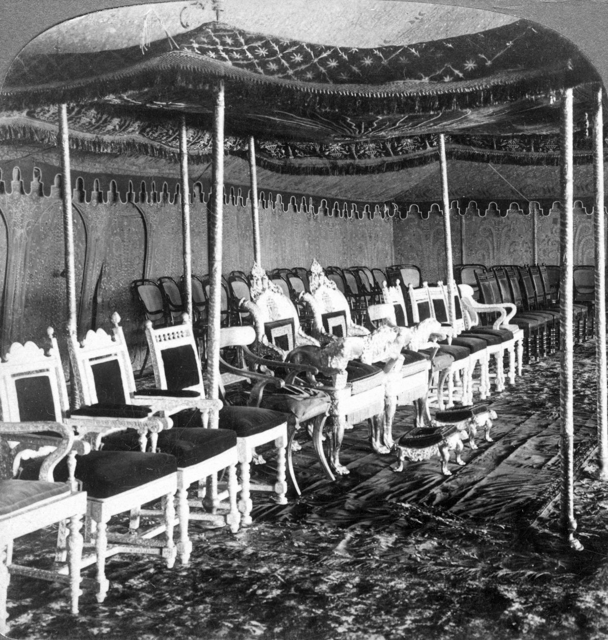 Zlatý baldachýn ve stanu Durbar maharadžy z Kašmíru, Dillí, Indie, 1903. od Underwood and Underwood