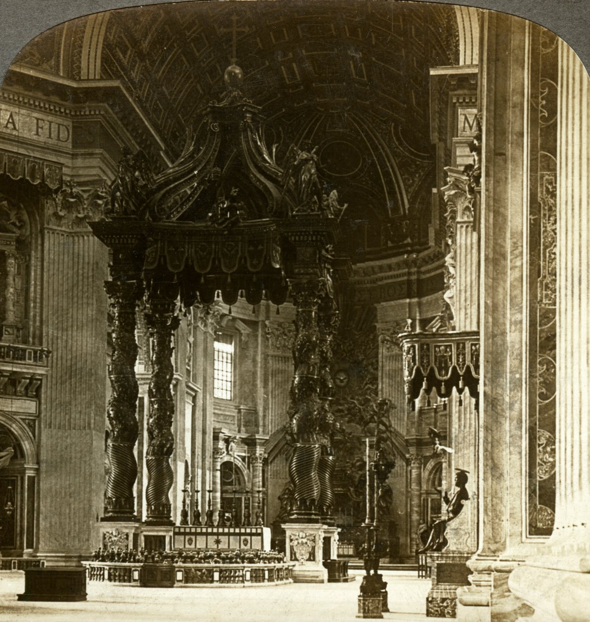 Velký oltář s baldachýnem, bazilika svatého Petra, Řím, Itálie. od Underwood and Underwood