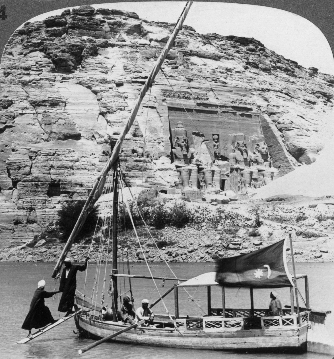 Chrám jeskyně Abu Simbel, při pohledu z Nilu, Egypt, 1905. od Underwood and Underwood