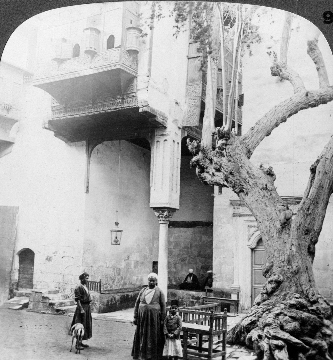 Okna harému na dvoře bohatého Cairenes domu, Káhira, Egypt, 1905. od Underwood and Underwood