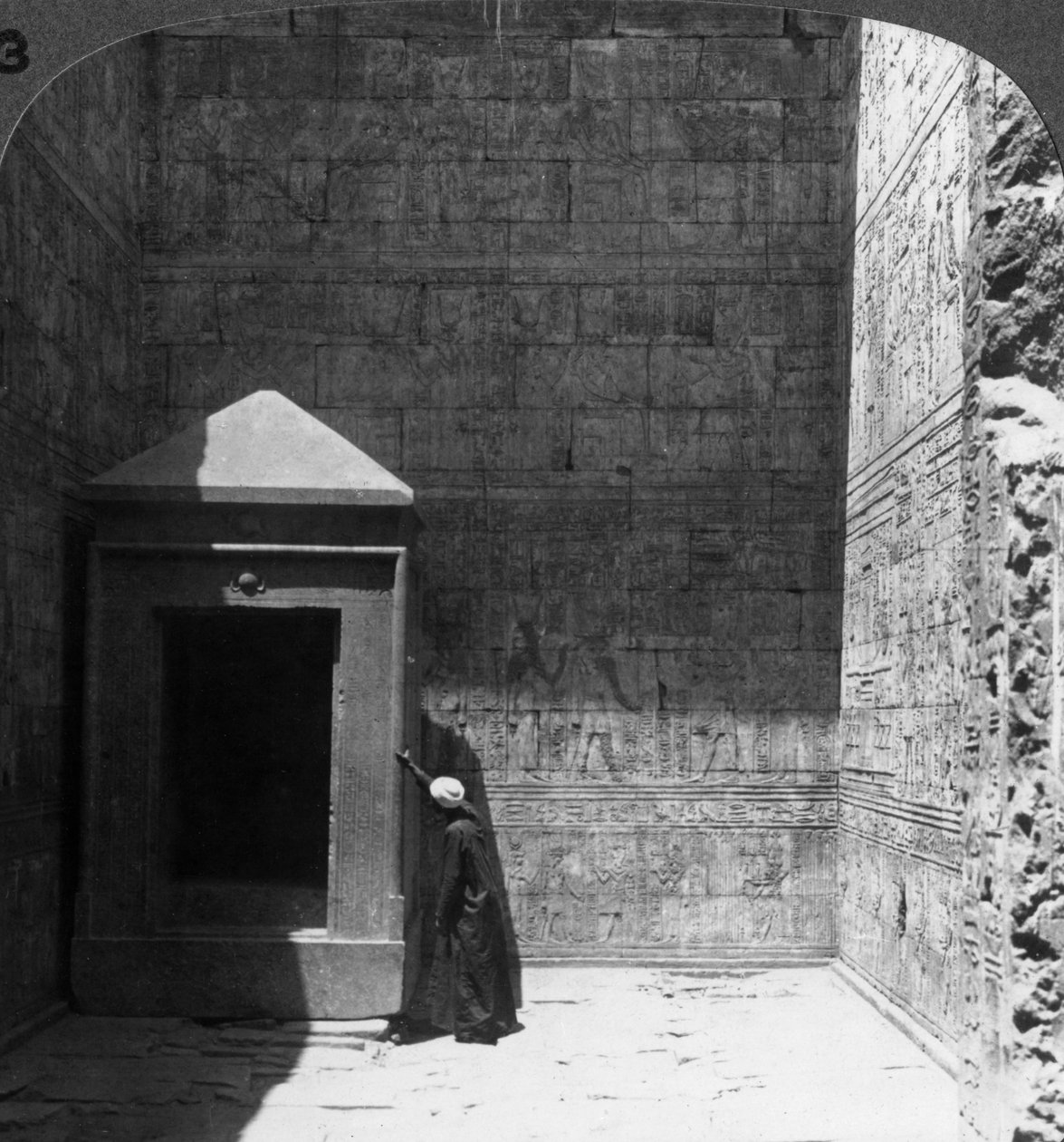 Svatyně svatých a svatyně pro božský obraz, chrám Edfu, Egypt, 1905. od Underwood and Underwood
