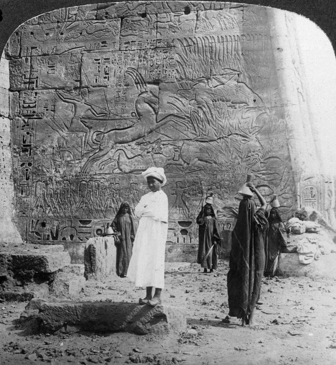Lov divokého býka, vytesaný na chrámové zdi v Medinet Habu, Théby, Egypt, 1905. od Underwood and Underwood