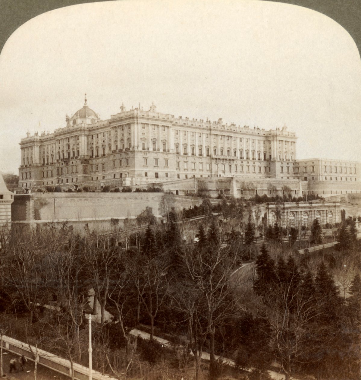 Impozantní královský palác a královský park Campo del Moro...Madrid, Španělsko, 1902. od Underwood and Underwood