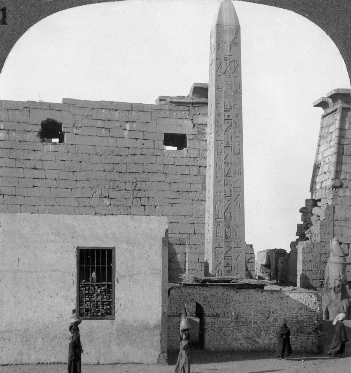 Obelisk Rameses II a průčelí Luxorského chrámu, Théby, Egypt, 1905. od Underwood and Underwood