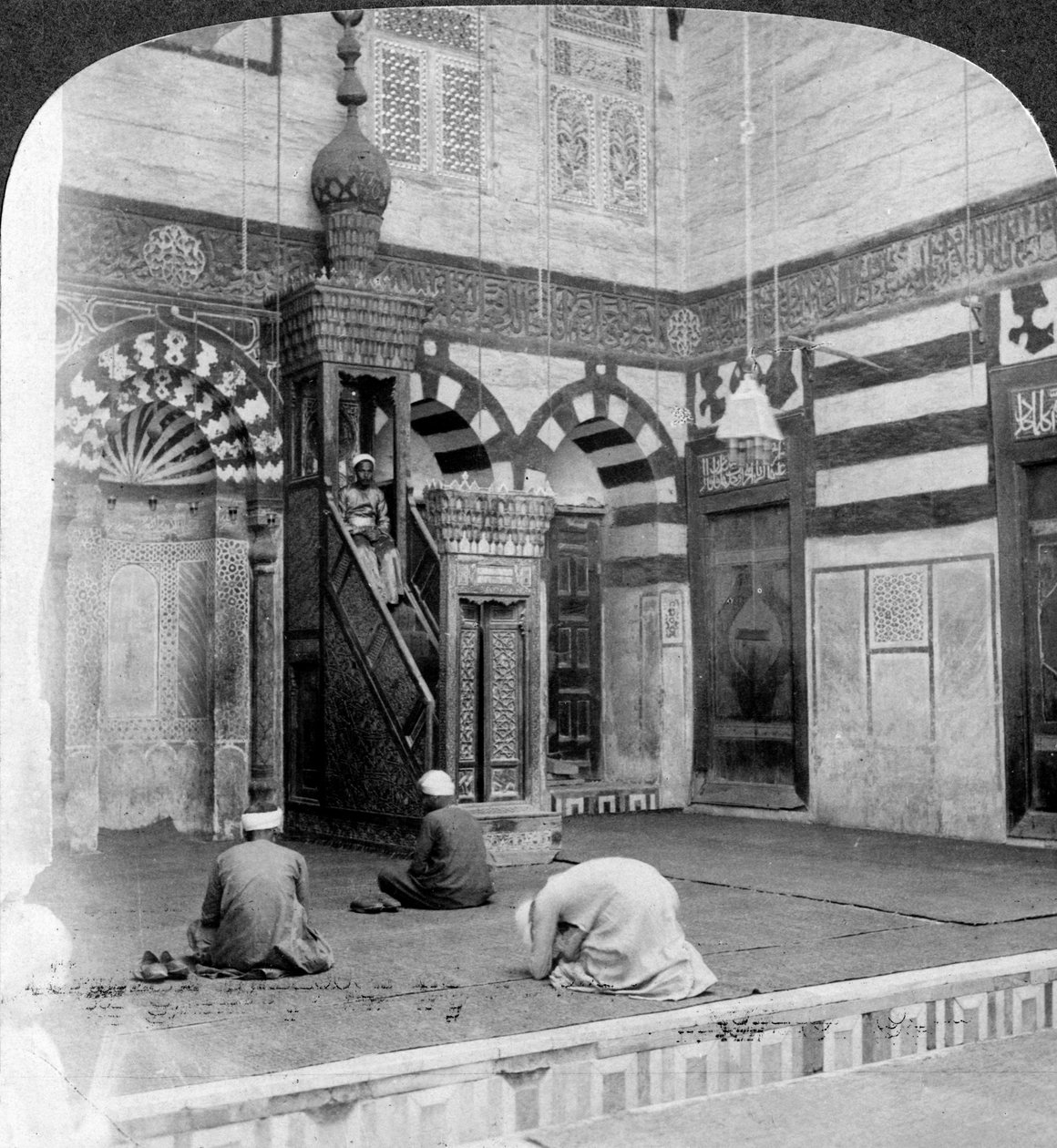 Modlitební výklenek a kazatelna v hrobové mešitě Kait Bey, Káhira, Egypt, 1905. od Underwood and Underwood