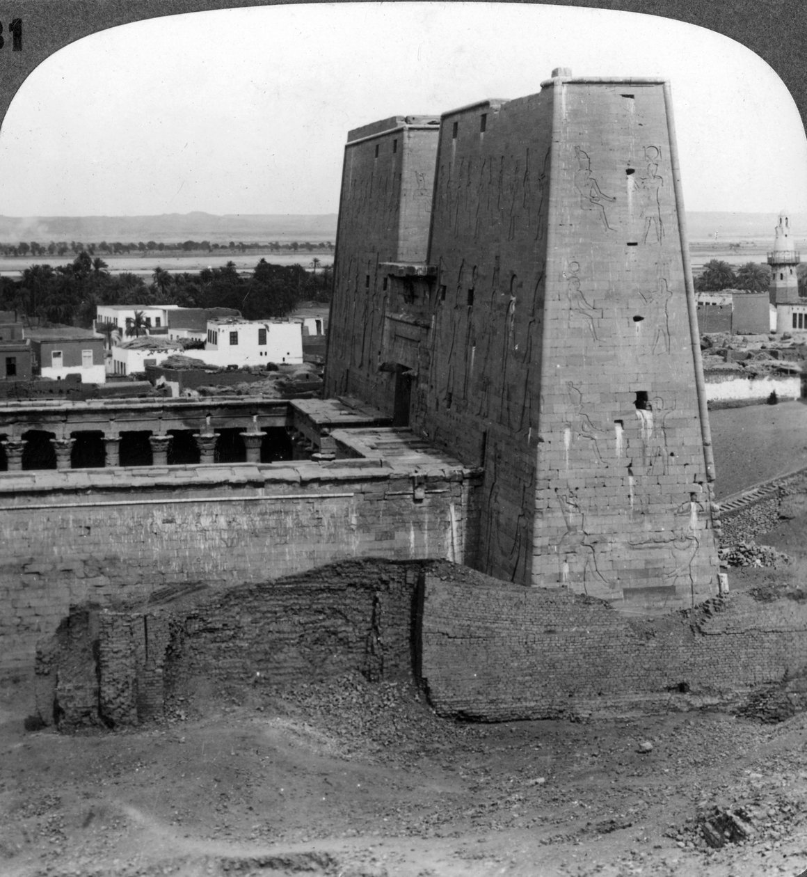 Pylon a dvůr Horova chrámu v Edfu, Egypt, 1900. od Underwood and Underwood