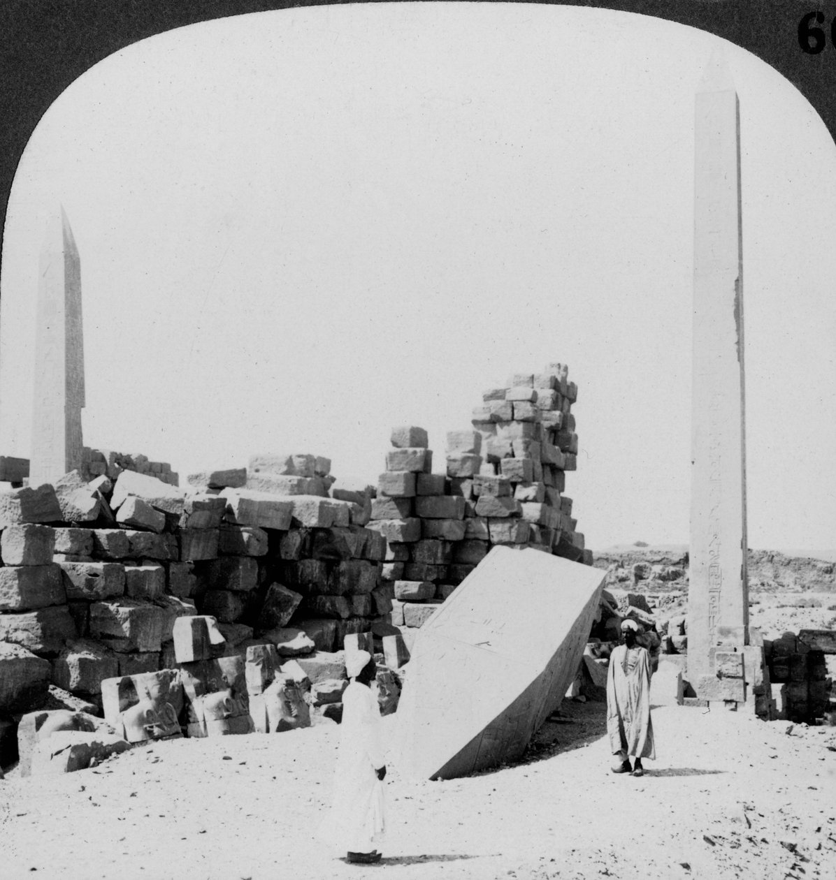 Nejvyšší obelisk v Egyptě, v chrámu v Karnaku, Théby, Egypt, 1905. od Underwood and Underwood