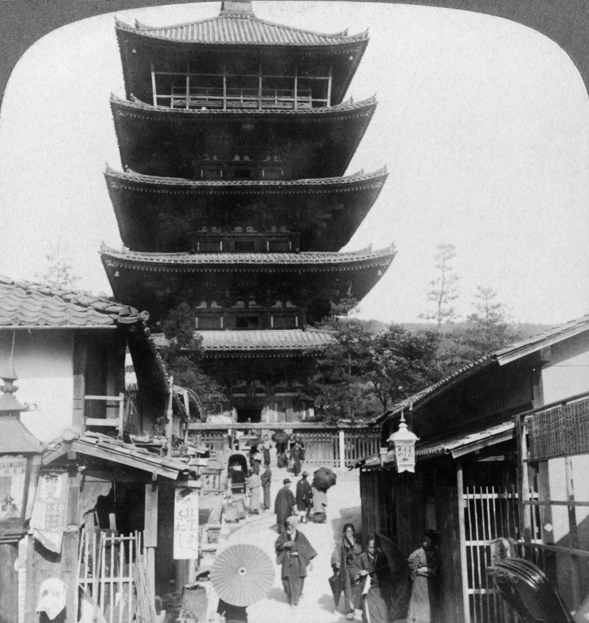 Západní strana pětipatrové pagody Yasaka, Kyoto, Japonsko, 1904. od Underwood and Underwood