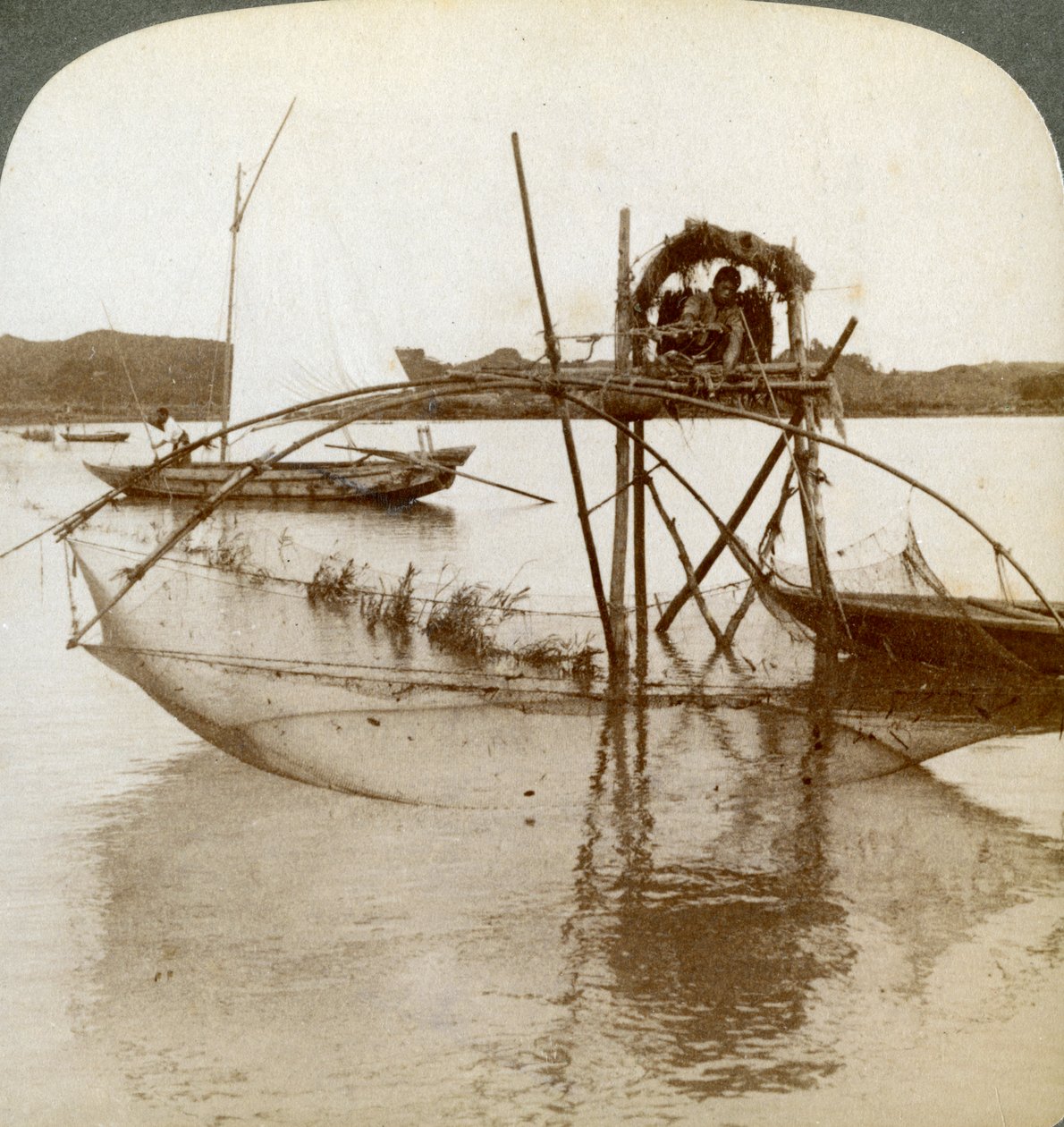 Toiler of the sea se svou podivnou rybářskou sítí, zátoka Matsushima, Japonsko, 1904 od Underwood and Underwood