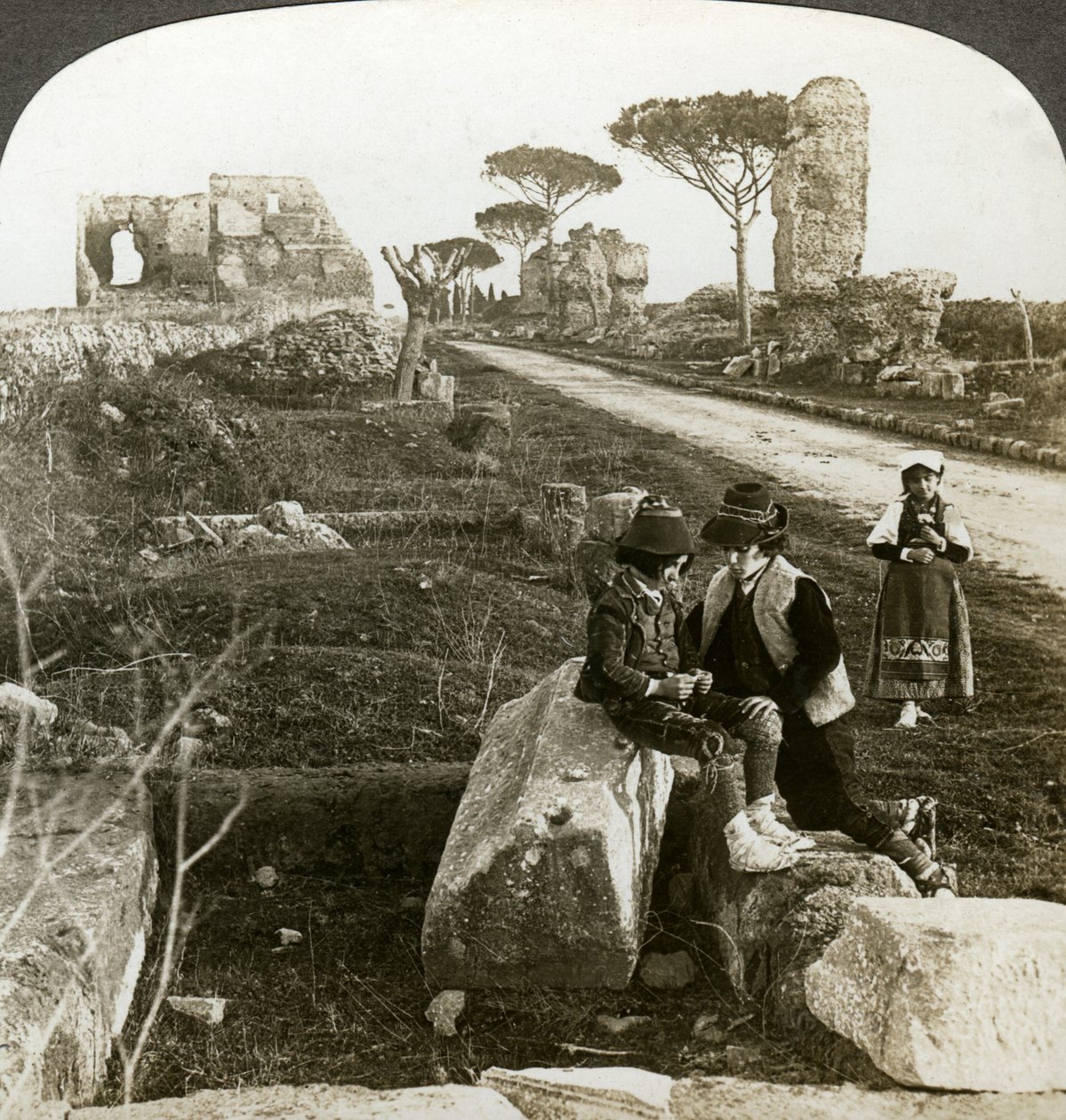 Hrobky a děti v tradičním oděvu, Appian Way, Řím, Itálie. od Underwood and Underwood