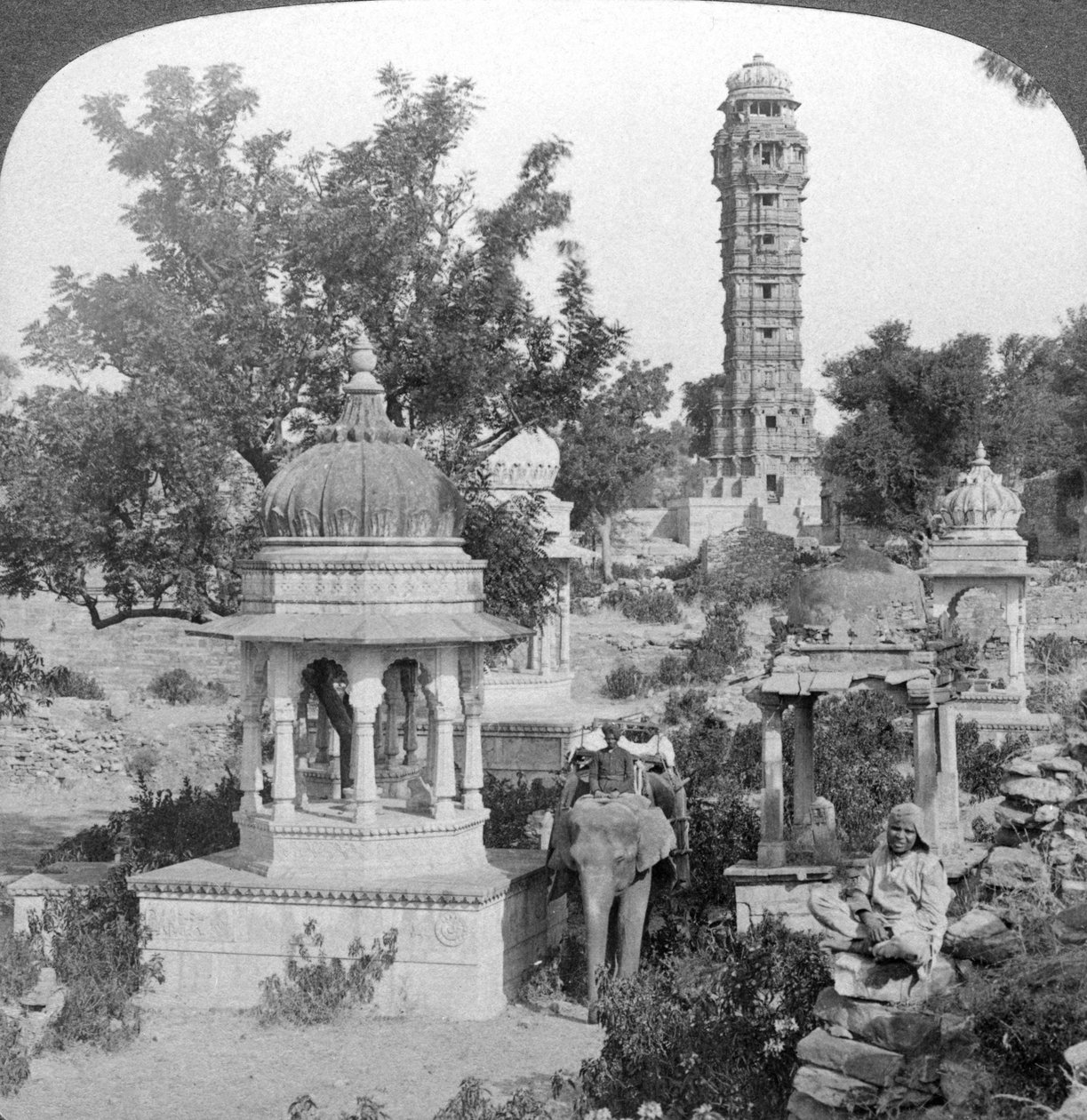 Věž vítězství a královské kenotafy, Chittaurgarh, Indie, 1904. od Underwood and Underwood