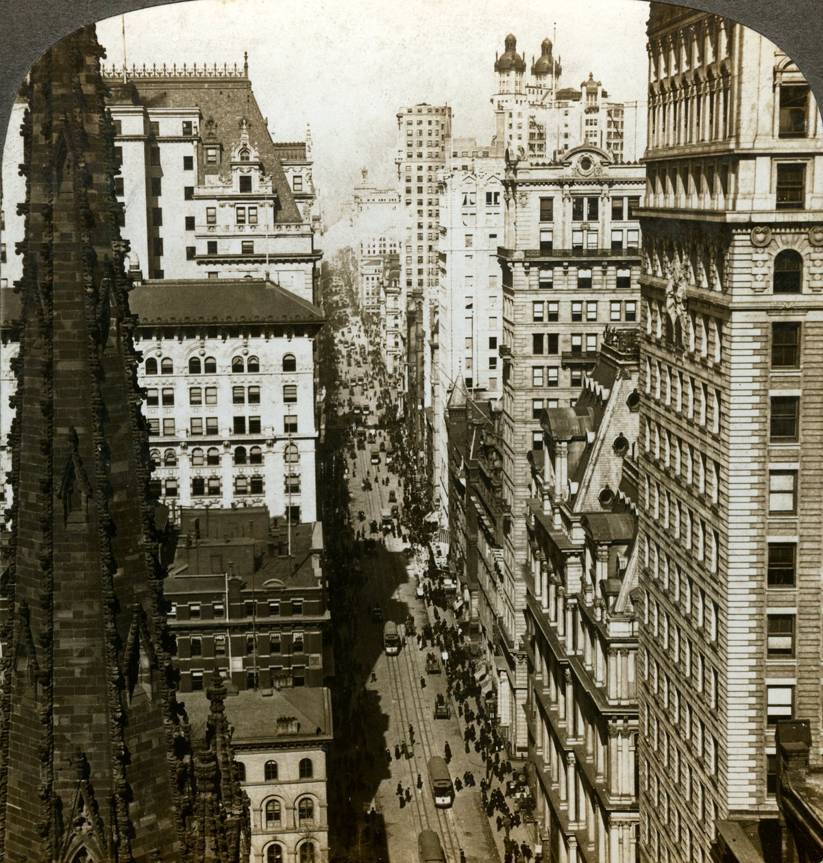 Trinity Church a Broadway, New York, USA. od Underwood and Underwood
