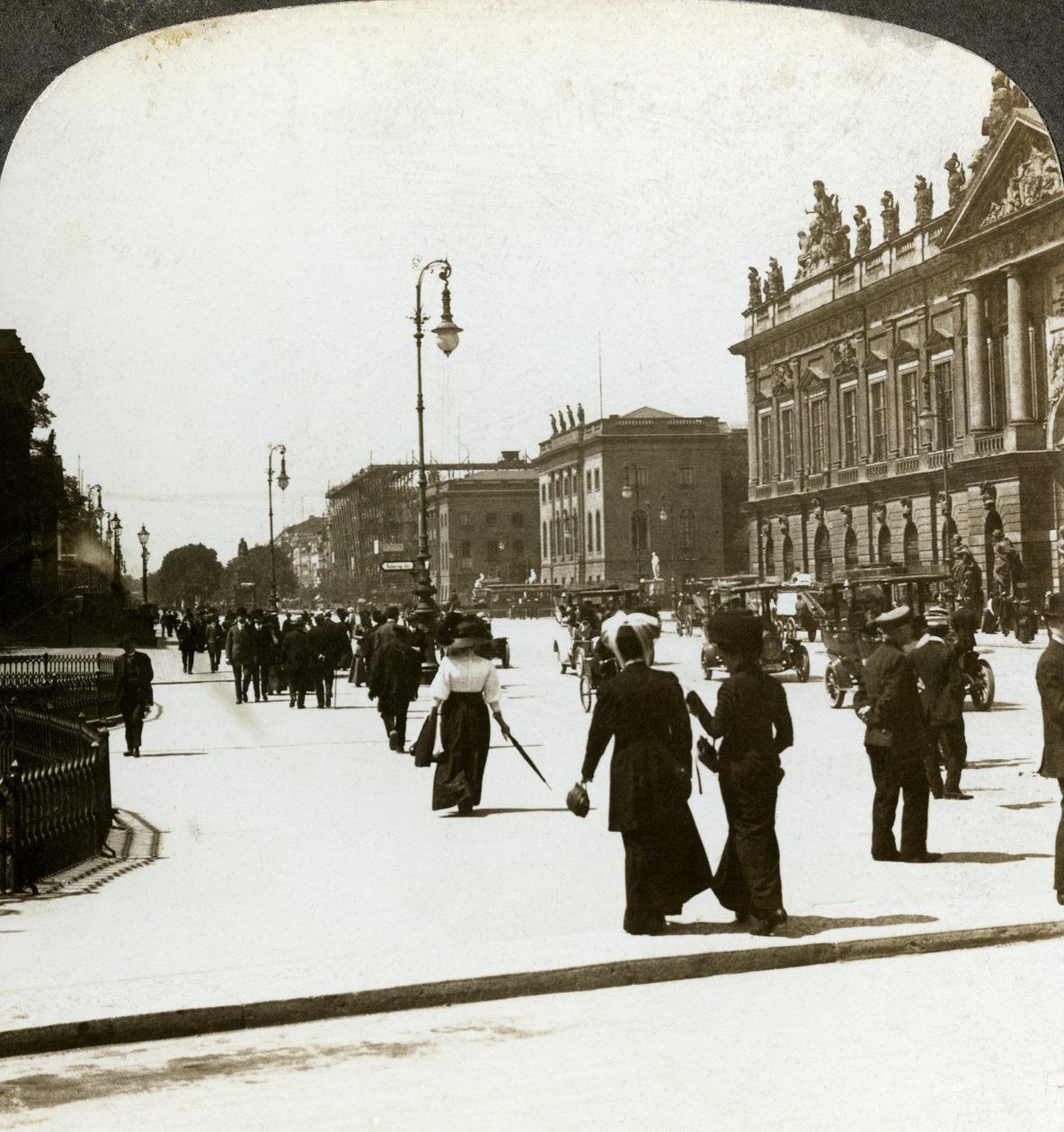 Unter den Linden, Berlín, Německo. od Underwood and Underwood