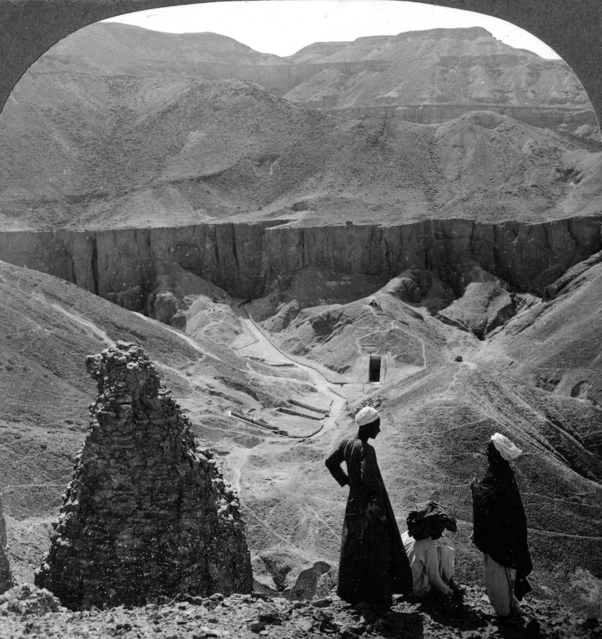 Hrobky v Údolí králů v Thébách, Egypt, 1905. od Underwood and Underwood