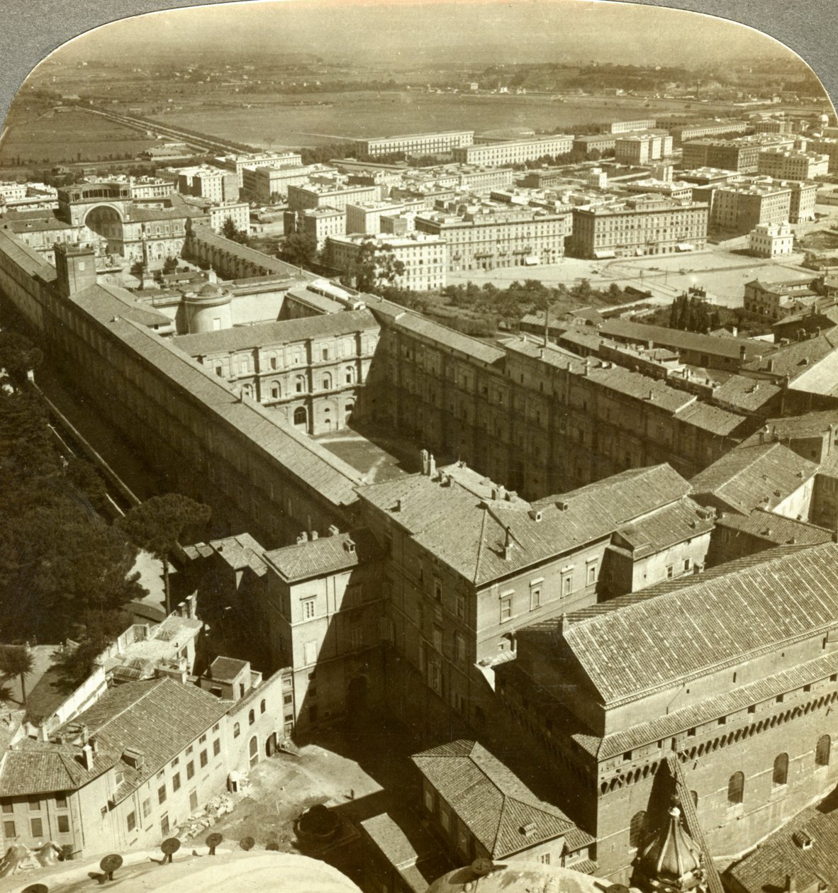 Vatikánský palác z kopule baziliky svatého Petra, Řím, Itálie. od Underwood and Underwood
