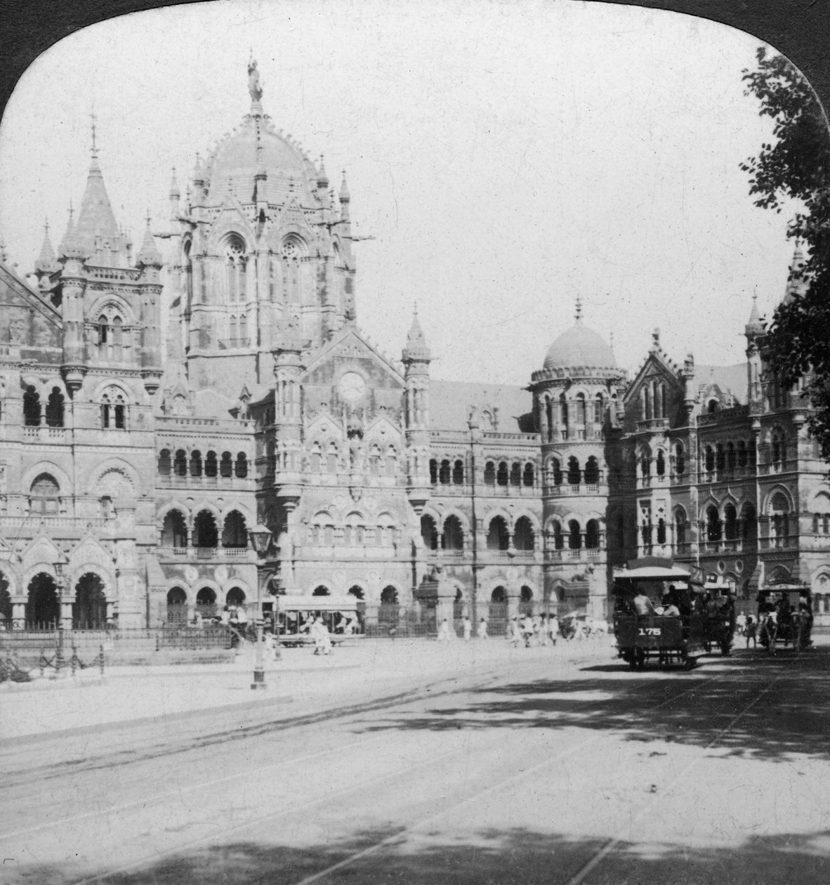 Nádraží Victoria Terminus, Bombay, Indie, 1903. od Underwood and Underwood