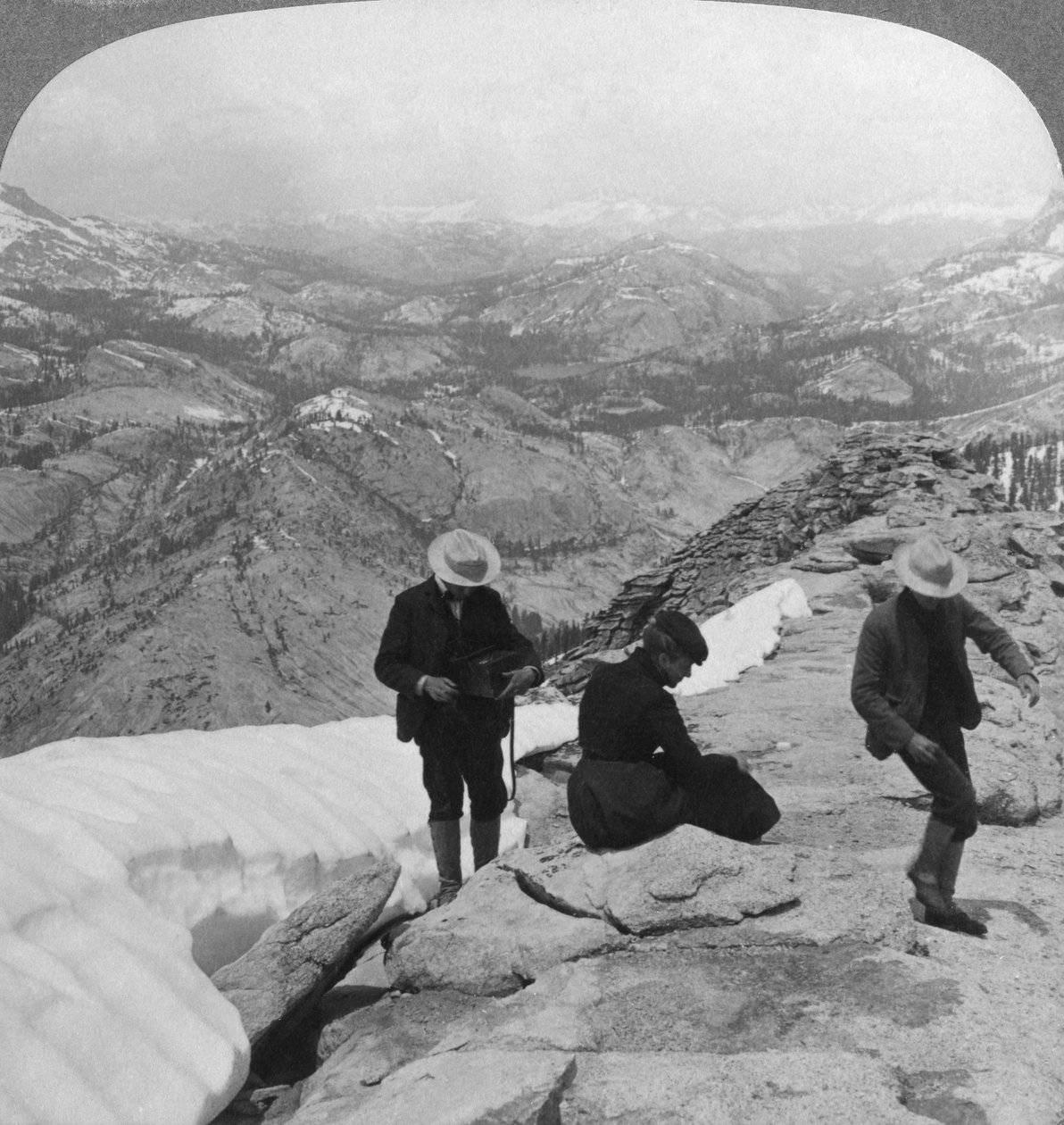 Pohled z Clouds Rest nad Tenaya Lake na vzdálený Matterhorn, Kalifornie, USA, 1902 od Underwood and Underwood