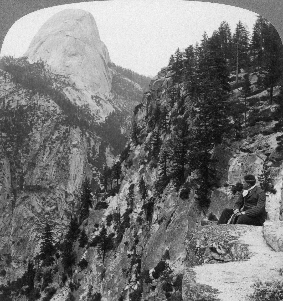 Pohled z Glacier Canyon do Half Dome, Yosemite Valley, Kalifornie, USA, 1902 od Underwood and Underwood