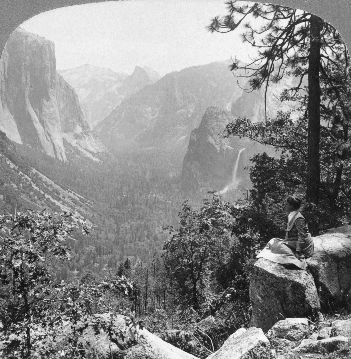 Pohled z Inspiration Point přes Yosemitské údolí, Kalifornie, USA, 1902. od Underwood and Underwood