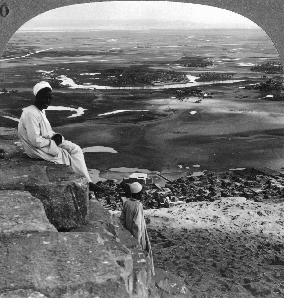 Pohled z vrcholu Velké pyramidy, Gíza, Egypt, 1905. od Underwood and Underwood