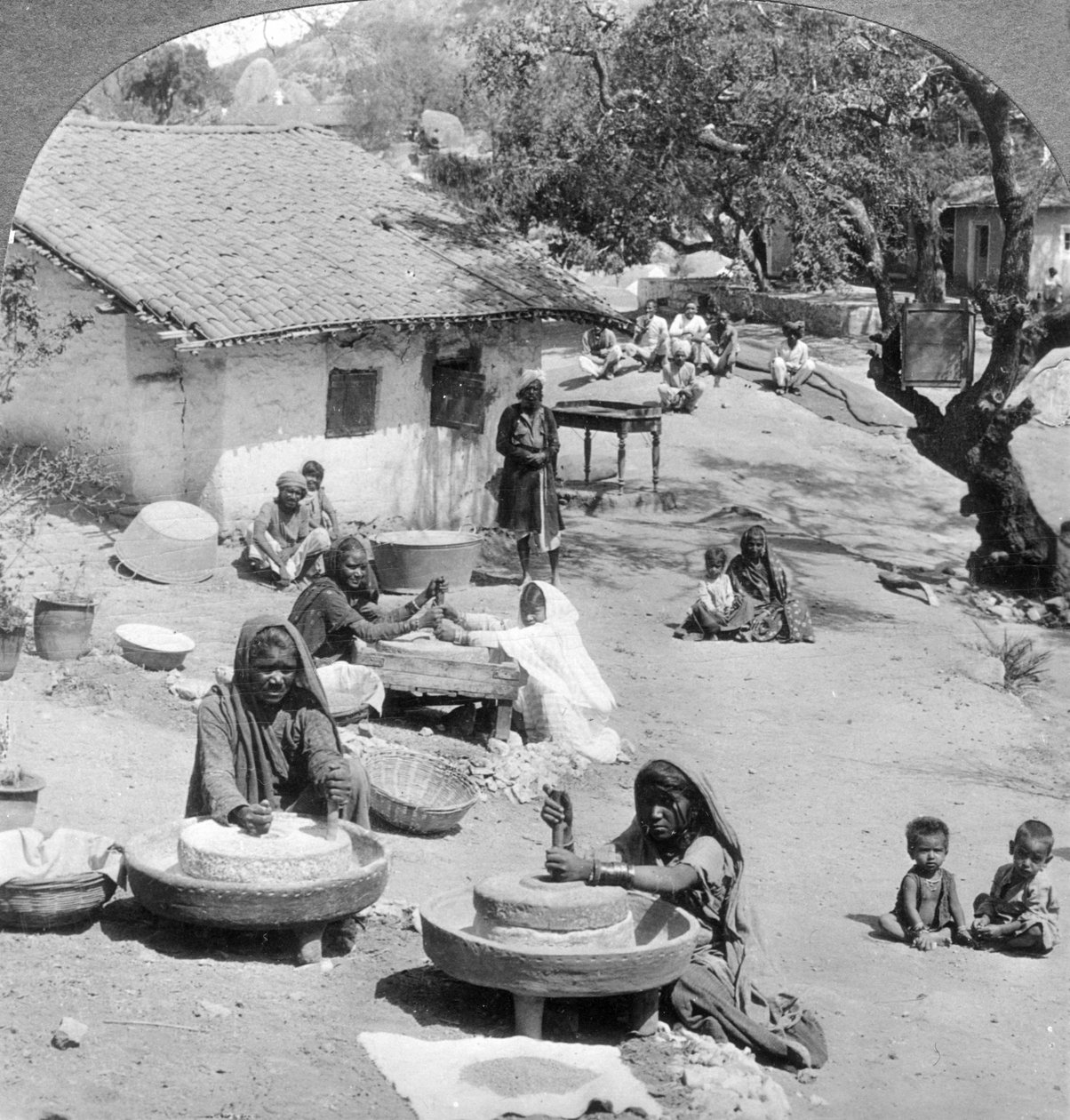Život na vesnici, Indie, 1900. od Underwood and Underwood