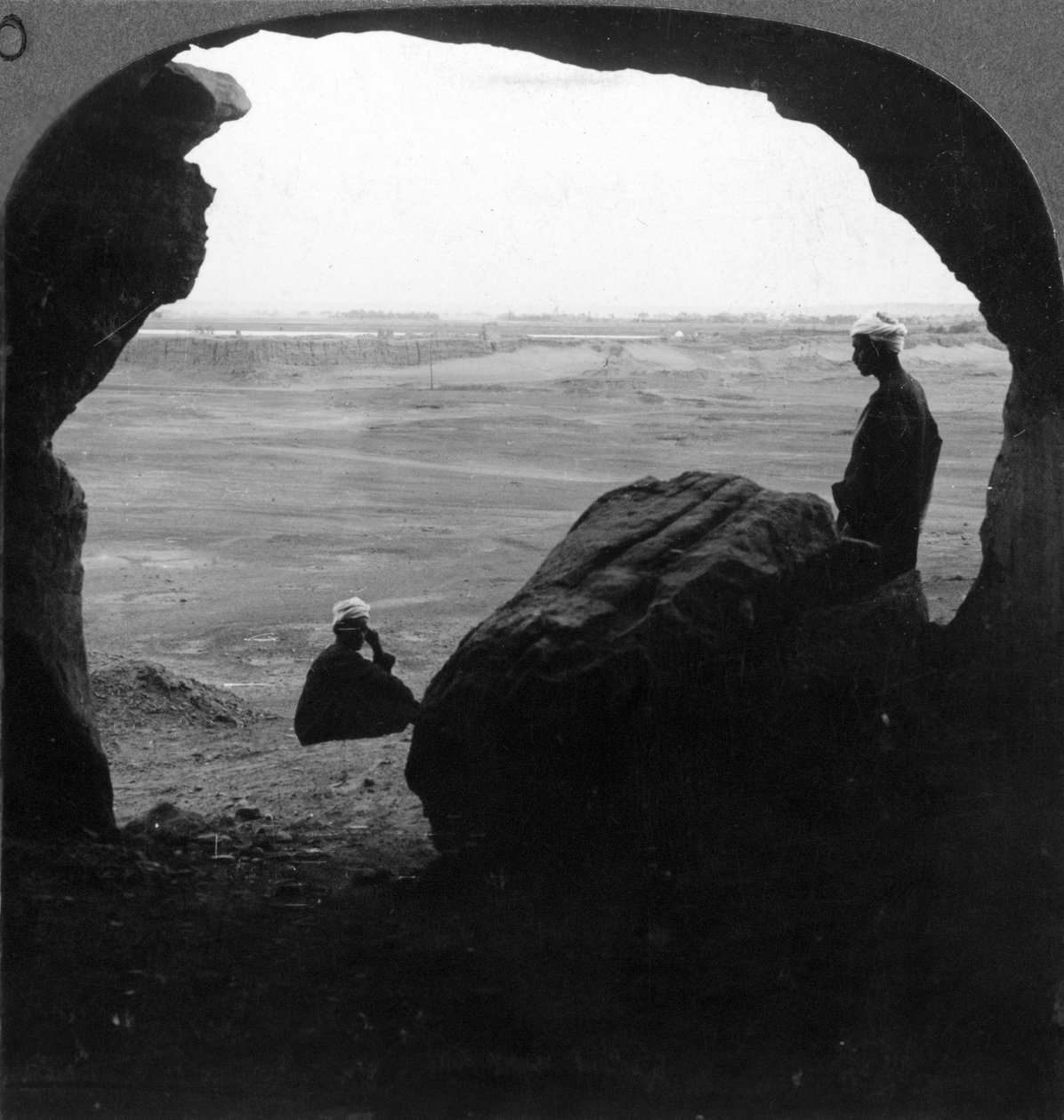 Opevněné město El Kab, viděné ze dveří hrobky v útesech, Egypt, 1905. od Underwood and Underwood