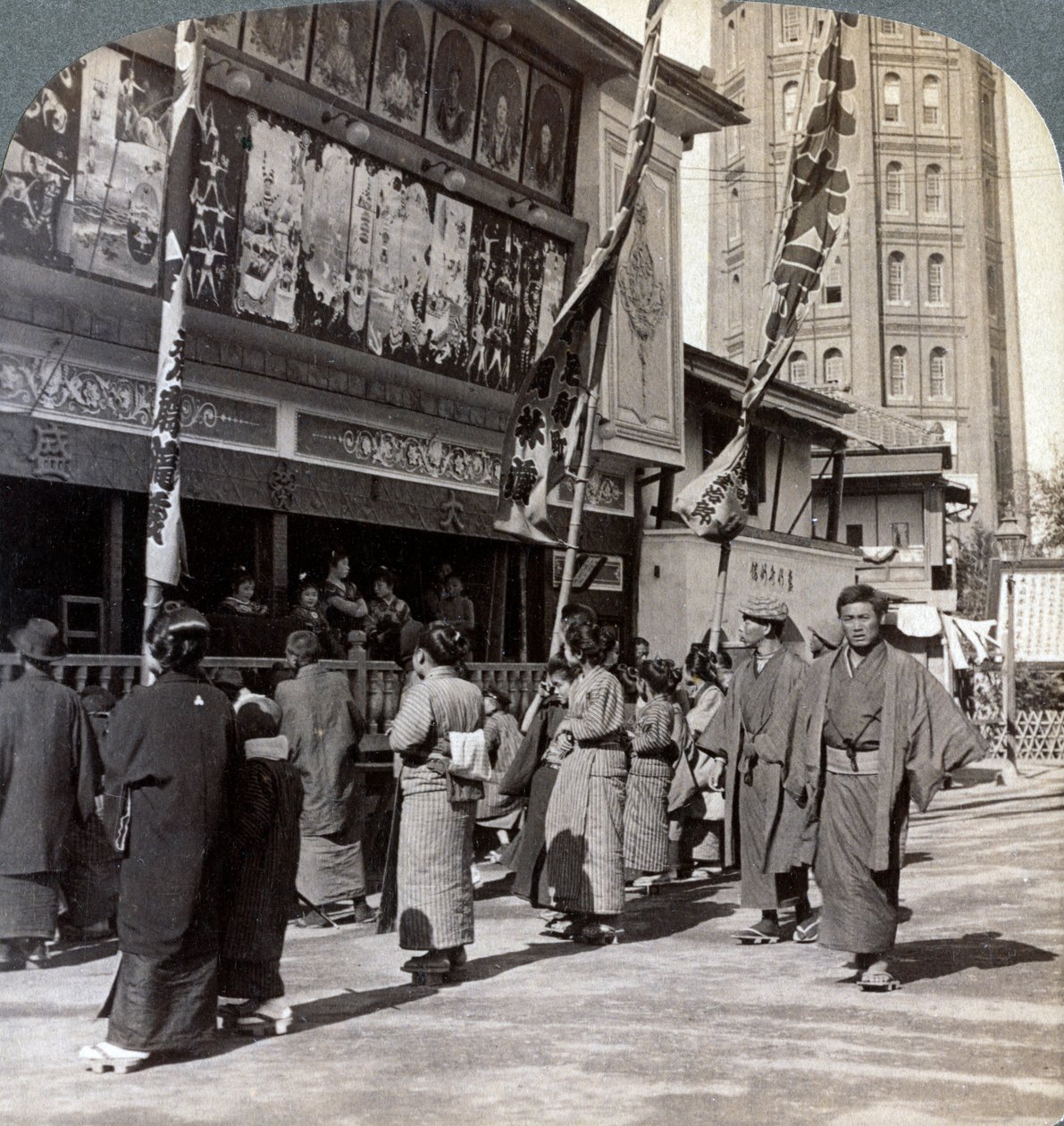 Sledování bezplatné show na Theatre Street, pohled na sever k Asakusa Tower, Tokio, Japonsko, 1904 od Underwood and Underwood