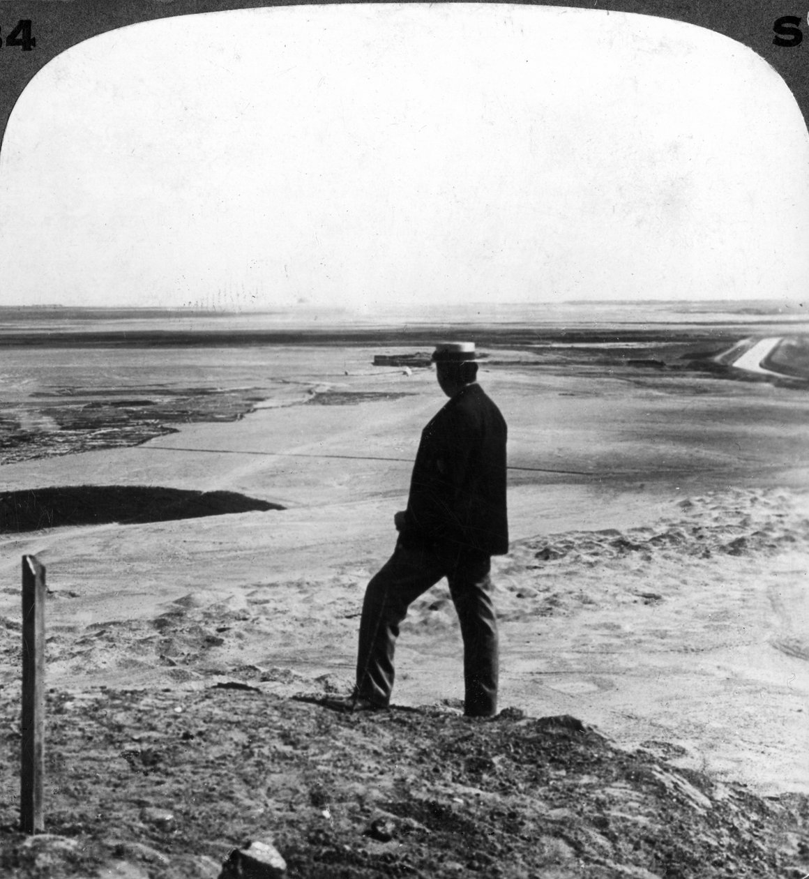Sledování písečné smrště z vrcholu pyramidy Hawara, Egypt, 1905. od Underwood and Underwood