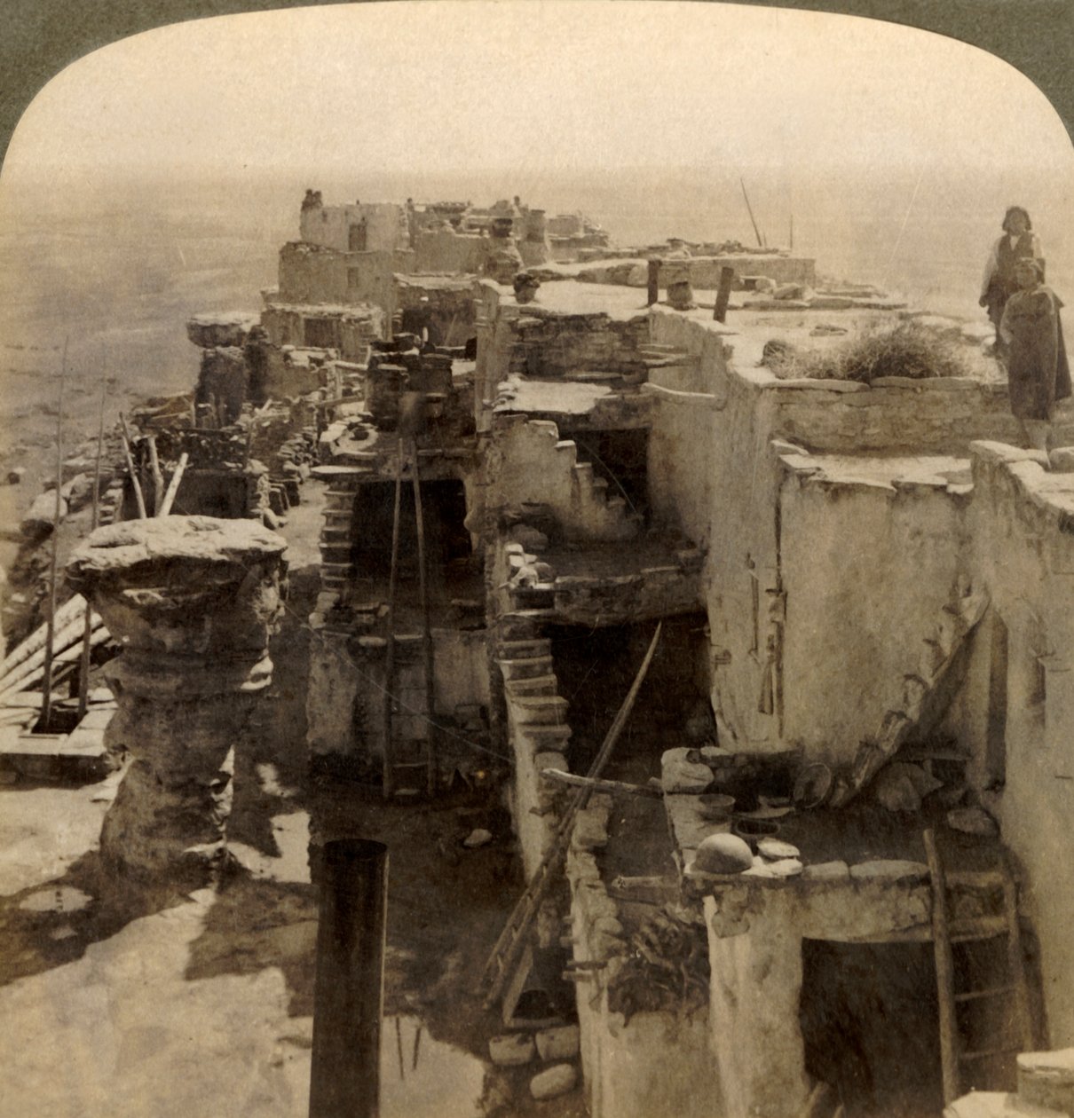 Wolpi...hlavní pueblo záhadné rasy Moki Cliff Dwellers, Arizona, U.S.A., 1901. od Underwood and Underwood